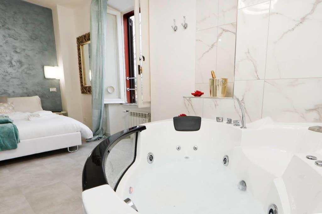 White Panoramic Jacuzzi Suite Trastevere - Top Collection Řím Exteriér fotografie