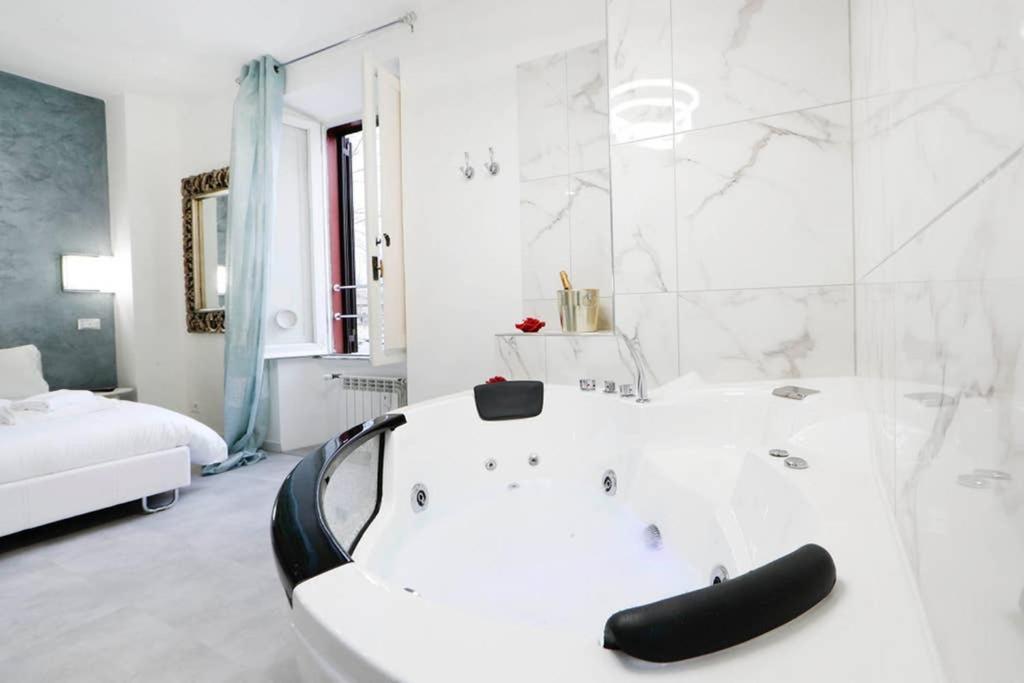 White Panoramic Jacuzzi Suite Trastevere - Top Collection Řím Exteriér fotografie