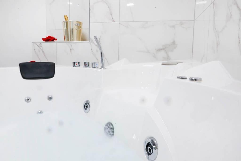 White Panoramic Jacuzzi Suite Trastevere - Top Collection Řím Exteriér fotografie